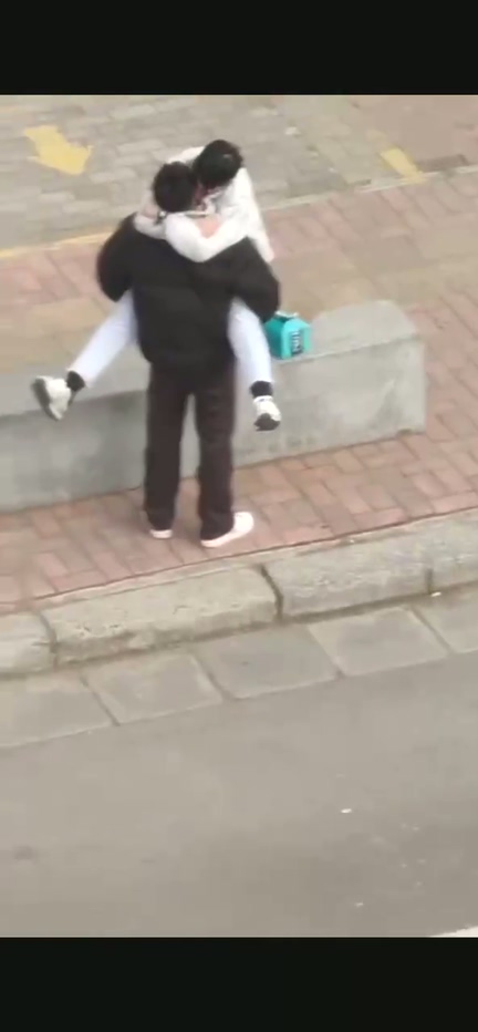 河南交通大学宿舍楼前抽象时刻！情侣见面一脸娇羞偷拍发现竟是男同？