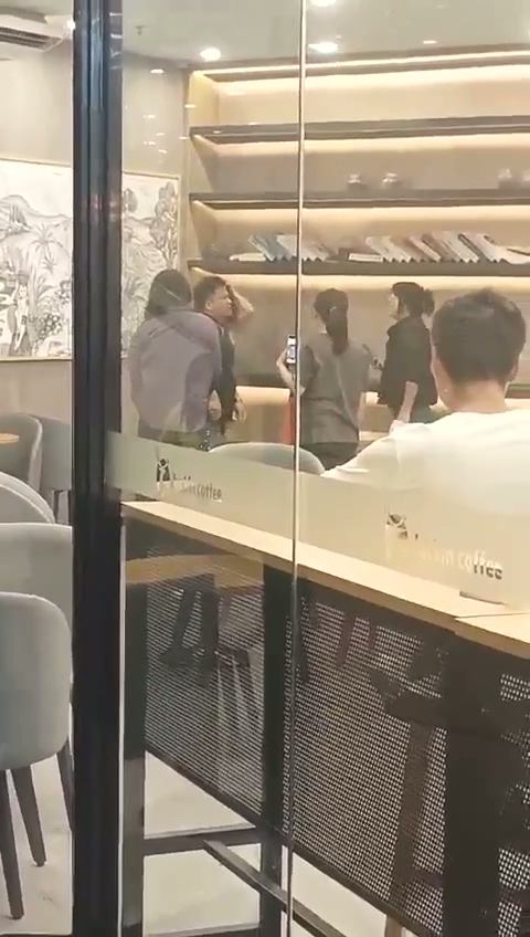舌战群雄？广东四会玉博城瑞幸咖啡店正妻抓奸鏖战渣男
