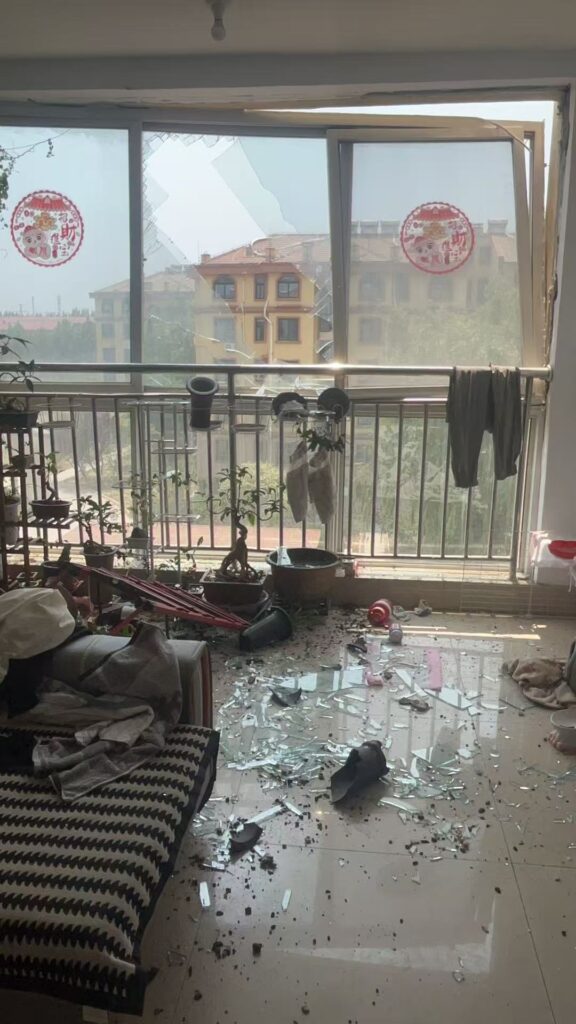 山东潍坊高密仁和化工厂突发爆炸现场火光冲天
