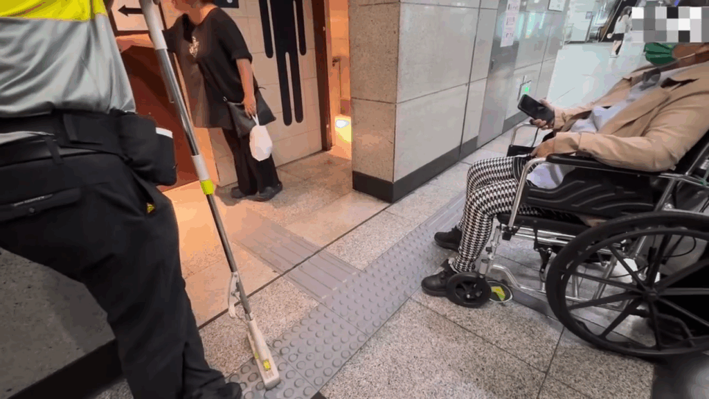 厕所开房？北京地铁四号线抽象情侣占用公厕一小时被指责