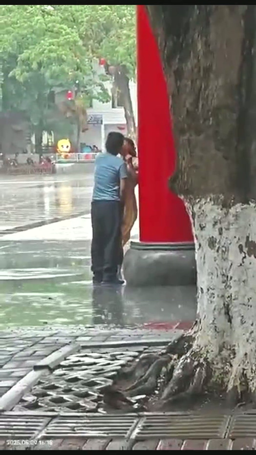 雨后爱情故事？海南五指山三月三广场情侣雨中野战好生猛