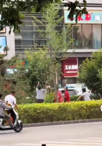 天上掉钱了？网传北京昌平万科天地高楼富哥狂撒人民币一千万